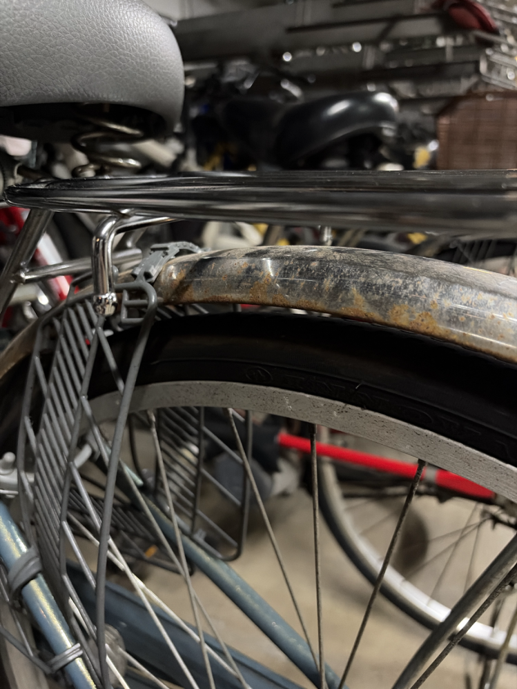自転車を購入してまだ一年経っていませんが、泥除けにサビが出てき 