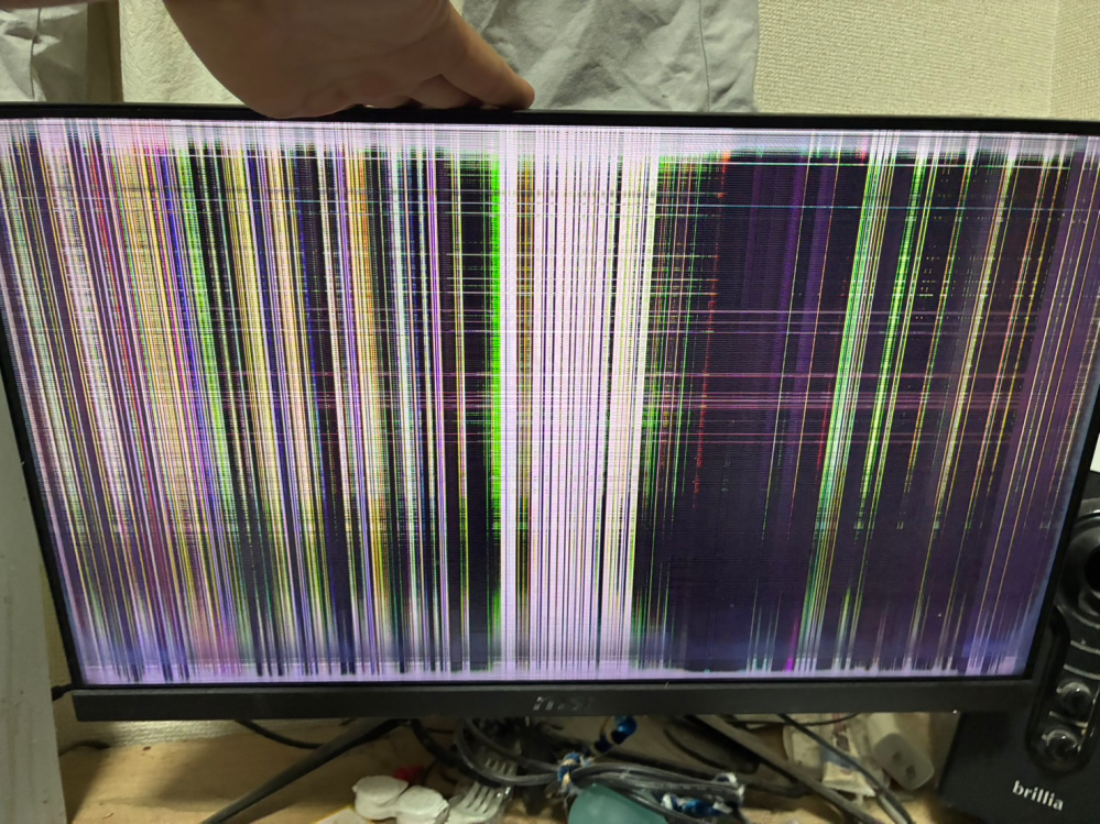 ゲームに使用していたモニターがゲーム中に突然、写真のような状態に