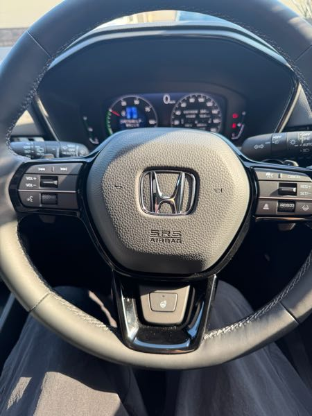新車で車を買ったのですが少しハンドルのずれが気になります。まっすぐ 