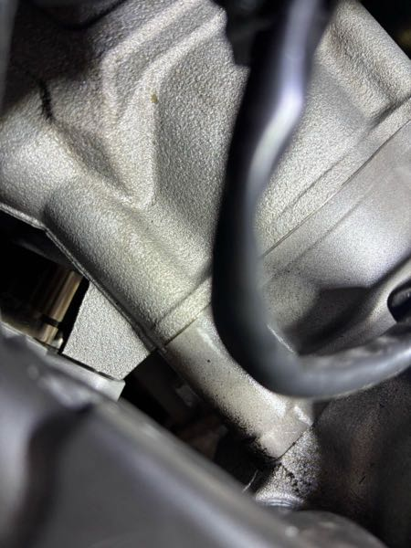 バイクについてです。Zx4rなんですが、シリンダーヘッド左側からオイル