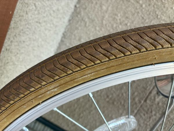 この自転車のタイヤがパンクしたのですが、チューブのみでなく、タイヤ 
