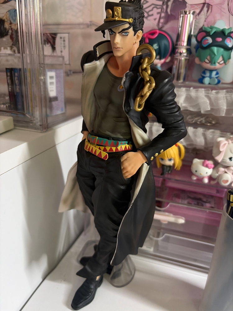 フィギュアをメルカリで買ったんですけど買った日は台座なしでも自立し
