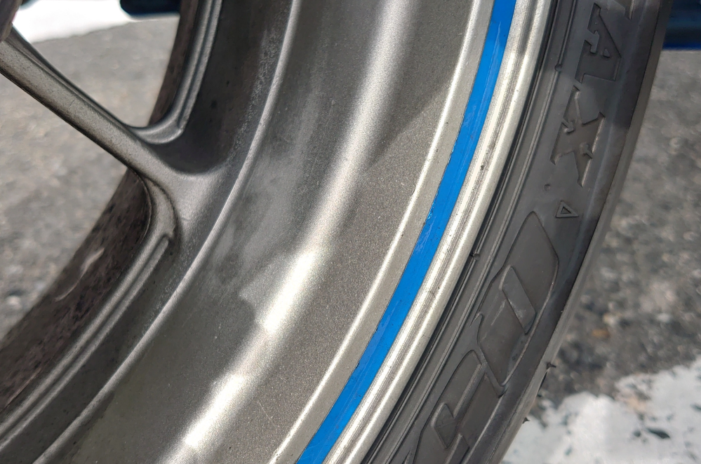 ホイール中央部分の白っぽいムラはクリア剥がれでしょうか？バイクの