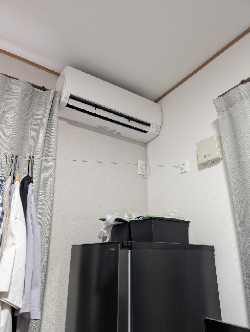 家具が結露したため、画像のようにエアコンの風向を下向きに変えま 
