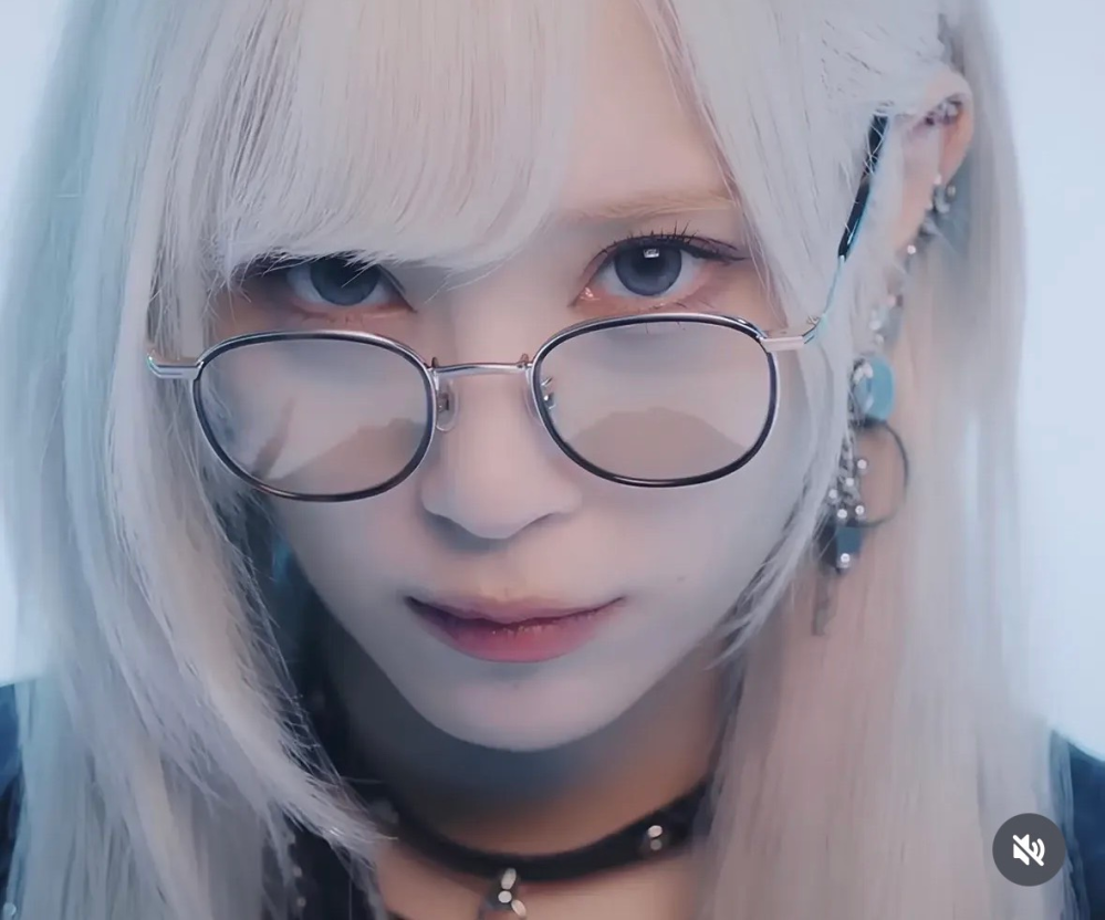 この神聖かまってちゃんのの子さんがつけてるニコちゃんサングラスって