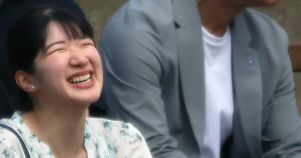 天皇ご一家について質問です。 避暑地の栃木県那須郡那須町へご静養は当たり前の事なのでしょうか？ 去年も今年も栃木県の那須へご静養でした。 そしてその直後に今年はとうとう熊本巨大地震が発生致しました。 関係ないとは思えません。 天皇家は「国民と苦楽を共にする」という宣言をなさったご一家です。 物価高やナフサ不足そして大災害で苦しんでいる真っただ中である 国民の生活を無視し続けていると思います。 お代替わりの「即位の礼正殿の儀」を執り行った直後に 類例のない異常なコロナ渦が世界規模で大発生致しました。 敬宮愛子内親王殿下はご自身の成年式の会見ではっきりと 「国民に寄り添い国民と苦楽を共にする」という発言を致しました。 コロナ渦以降も静養という名の遊びを続けています。 https://news.yahoo.co.jp/articles/1fd0b352050508d088f99fcf69f7cccdd756c25b 敬宮愛子内親王殿下は去年に引き続き 小学生時代からの同級生の彼とデートをしていました。 2023年の時に東京ドームシティにトリプルデートという記事がありました。 男性三名女性三名のうちの一人です。 那須どうぶつ王国で今回は天皇皇后両陛下も端にいたそうです。 本当に情けない限りです。 天皇陛下の即位の式典での宣言と実践している行動は全く整合性がとれません。 8月3日から7日までの静岡県下田市・須崎御用邸で静養が決まっていたそうです。 今回の熊本大震災でようやくご静養中止が決まりました。 日本国民の象徴というのを止めて頂きたいです。 ちなみに栃木県の那須御用邸は100年も経つ古い建物だそうです。 暑いので今年新品のエアコンを設置したそうです。 避暑地に行くのにエアコンは必要ありません。 であれば行かなくて結構です。 皆さんはどう思いますか？