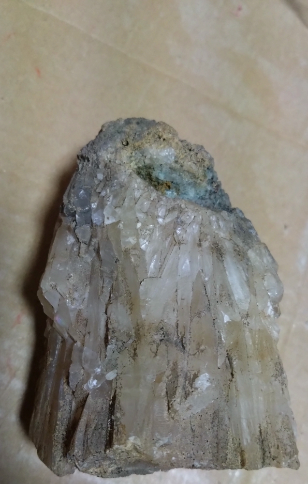 2人の鉱物です重い2,6キロ有りますが材質わわかりません作者のサインあります。 2人の鉱物です重い2,6キロ有りますが材質わわかりません作者のサイン