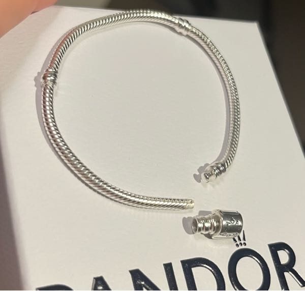 至急です！昨日とあるPANDORAの店舗でブレスレットとチャームを購入し 
