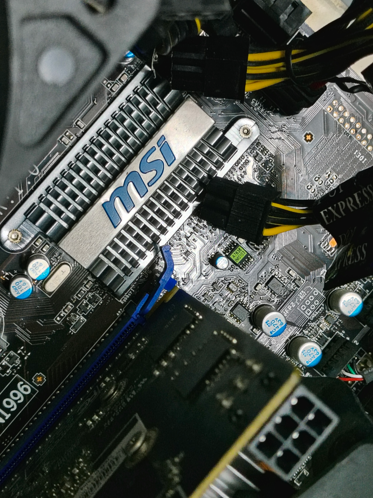 グラフィックボードを取り外そうとしています。 - PCIeスロットの固定