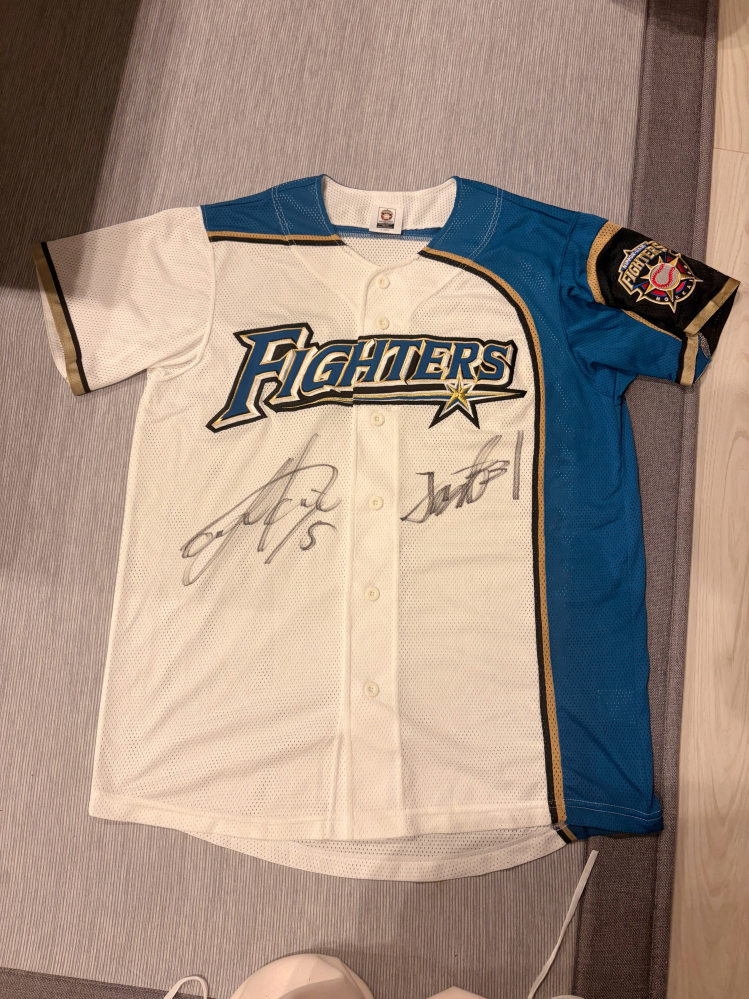 ファイターズユニフォーム直筆サインの売値の相場について質問です