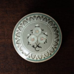 すいませんこちらの伊万里と思われる小皿なのですが底面に「奇玉宝鼎之