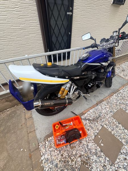 xjr400rrh02jにz2のテールカウルをつけたいんですが隙間ができ