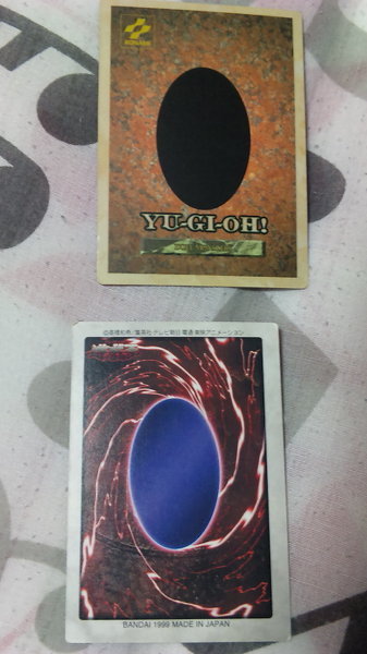 遊戯王カードに詳しい方に質問です。古いカードなのですが、裏がこの