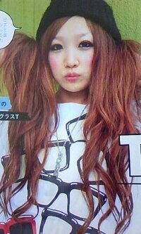 至急 市販のブリーチでこの髪色にしたい 観覧有難う御座います 画像の山岡 Yahoo 知恵袋