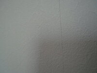 築１年ぐらいの一軒家の壁紙が画像のように 剥がれてきている つなぎ目とつなぎ目が 教えて 住まいの先生 Yahoo 不動産