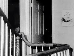 何年も前にアンビリバボーでやったアメリカの一家惨殺の家で心霊研究家が写真 Yahoo 知恵袋