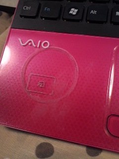 友達のノートパソコンにシールを貼って剥がした跡みたいなものがで