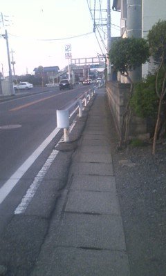 あなたは今、画像のような狭い歩道を自転車で走っているとします 