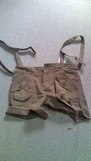 まるちゃんみたいなスカートにサスペンダーがついたのと ショーパンにサ Yahoo 知恵袋