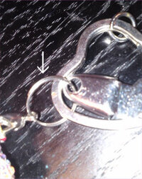 キーホルダーや鍵をつけるのに丸い2重になってる金具の名前を教えてください Yahoo 知恵袋