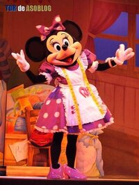 ディズニーシーのｃｍでミニーの耳をつけて女子高生達が 今別れの時 っ Yahoo 知恵袋