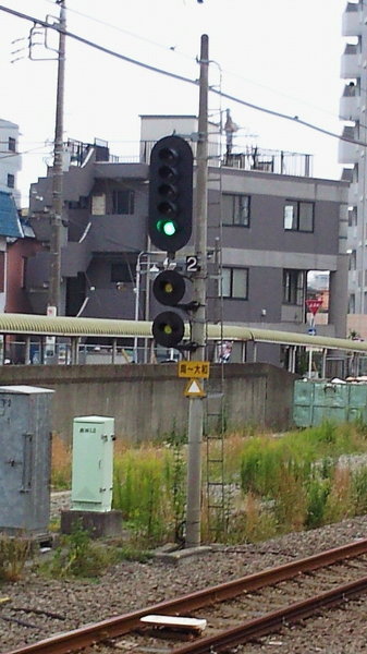 鉄道で、信号機の下にある、黄色いランプ点灯しているのは何ですか
