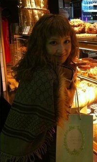 11月12日放送の弾丸トラベラーで紗栄子さんが着ていたポンチョ Yahoo 知恵袋