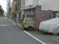 世田谷区の道路沿いに家からはみ出して動かない車を放置したままの家があります 道路 教えて 住まいの先生 Yahoo 不動産