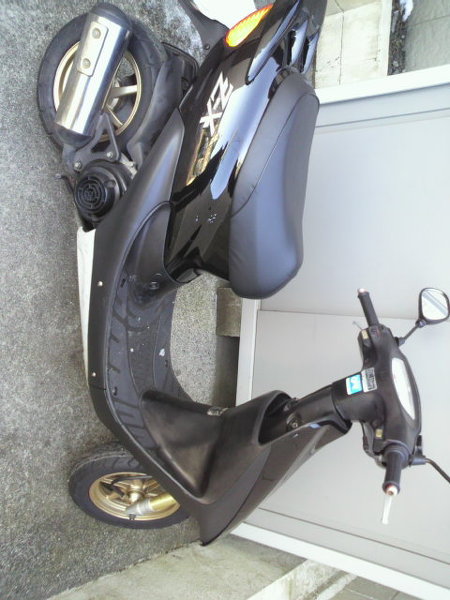 ライブDioZXでガソリンいれたいのですが場所がわかりませんどこか教え