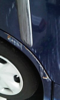 車のこすりキズの修理代駐車場から出る際 出口の壁にこすってしまい写真のよ Yahoo 知恵袋