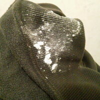 洗濯をすると、粉末洗剤が溶け残って、固まって衣服に付着します(>_<)

最近、洗濯をして干そうとしたら、洗剤がちゃんと溶けてなくて、白く 固まって衣服にべったり付着してる事がよくあります。

しかも、全体的に洗いムラができていて、部分的に全く濡れてない服もたまにあります。

一度に洗う洗濯物の量が多いのかと思い、2回に分けて洗ってますが、それでもダメです(泣)

洗剤を入れる時...