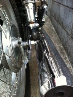 SR400 純正マフラー 凹みサビあり SR400 純正マフラー 凹みサビあり sr400の純正マフラーの内側はなぜ凹ませ