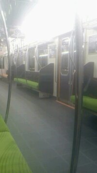 最近の首都圏の電車のような内装になってしまった京阪電車の新型車両１３００ Yahoo 知恵袋