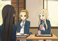 けいおん 琴吹紬 １期１話のマクドでムギが自分のポテトをザァーって Yahoo 知恵袋