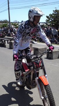 今日 陸自の式典のイベントで バイクライダーの小林直樹さんという方のパフ Yahoo 知恵袋