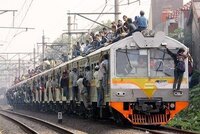 なぜ、インドネシアでは電車の上に乗れるのに、日本ではだめですか？ 