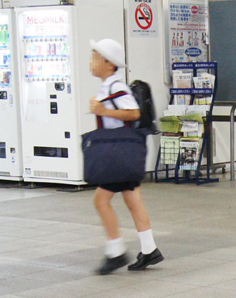 私立小学校に通う高学年男児の夏用の制服は こんな感じですか Yahoo 知恵袋