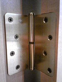 室内扉の真ん中部分が 扉を閉める時に枠に当たります 丁番方向に押しながら閉めると 教えて 住まいの先生 Yahoo 不動産