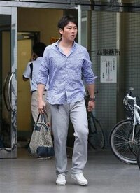 阪神 新井の私服 どう 持ってるバックが Yahoo 知恵袋