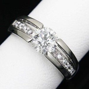 結婚10周年記念に指輪を買って貰う事になりました 中央に Yahoo 知恵袋