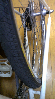 自転車 タイヤがフレームに当たる