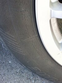 車のタイヤのサイドウォールに細かいヒビがたくさんあります 特に左の後輪が Yahoo 知恵袋