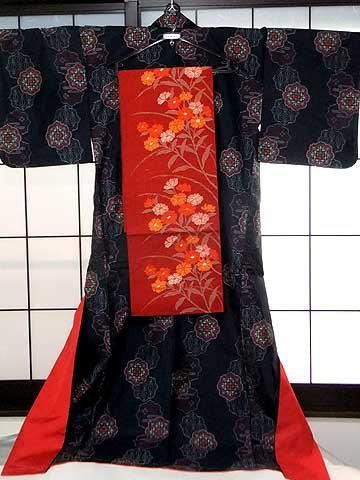 村山大島という紬は外出着には向かない(家の中で着る）ものなので 
