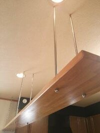 天吊りの棚の取り外し方法 画像の棚を取り外したいのですがうまくいきません 取り 教えて 住まいの先生 Yahoo 不動産