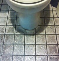 バイト先のトイレのタイルの黒ずみが落ちません 今まで試したのは Yahoo 知恵袋