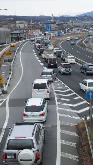 高速道路や一般道路が渋滞中の時の 車の合流について質問です 写真 Yahoo 知恵袋
