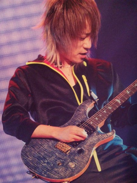 この彰の使ってるギター何ですか？ - UVERworldの彰がラ - Yahoo!知恵袋