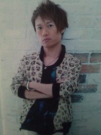 Uverworldのtakuya さんのあの髪型って どうなってるんです Yahoo 知恵袋