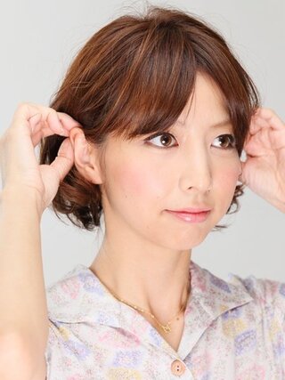 女性でロングヘアの方で 食事などでうつむく際 本来片方の耳に髪の Yahoo 知恵袋