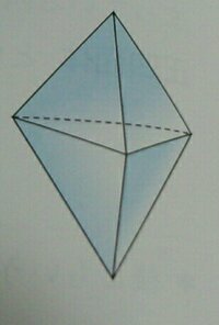 すべての面が正三角形である六面体は正多面体ではない。
その理由を教えてください。 